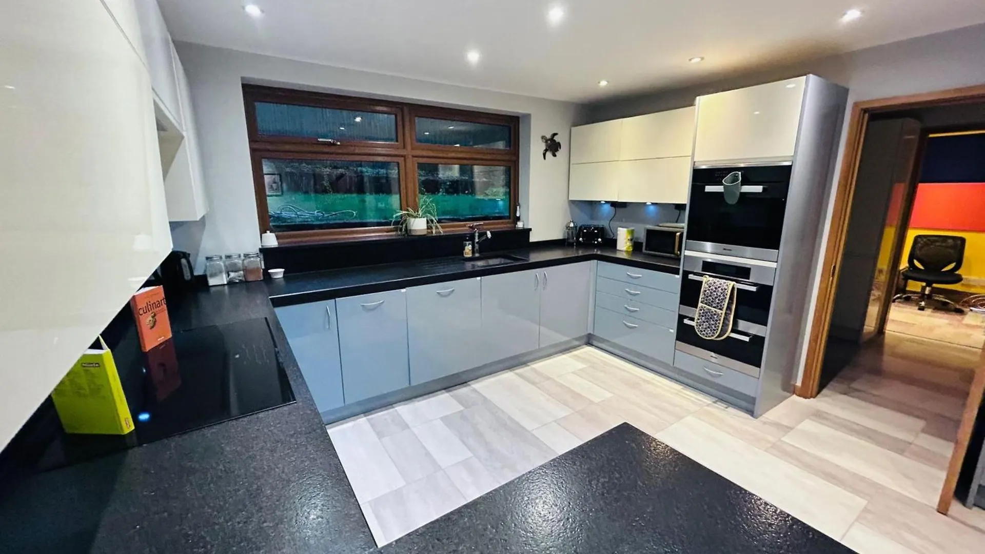 Carden Hill House - 4 Bedrooms - Sleeps 9 - Free Parking - Games Room - Ideal For Contractors, Families And Large Groups Brighton United Kingdom