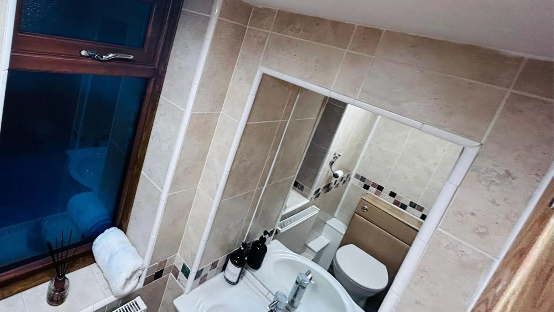 Carden Hill House - 4 Bedrooms - Sleeps 9 - Free Parking - Games Room - Ideal For Contractors, Families And Large Groups Brighton