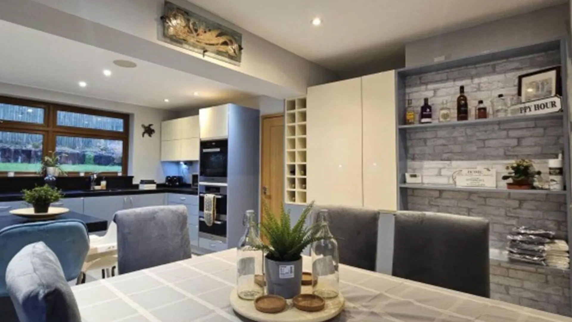 Carden Hill House - 4 Bedrooms - Sleeps 9 - Free Parking - Games Room - Ideal For Contractors, Families And Large Groups Brighton