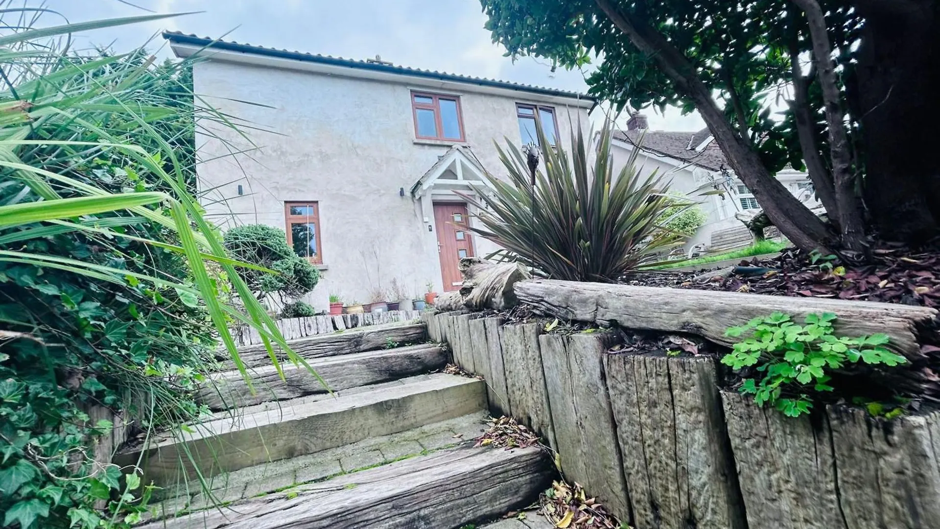 Holiday home Carden Hill House - 4 Bedrooms - Sleeps 9 - Free Parking - Games Room - Ideal For Contractors, Families And Large Groups Brighton