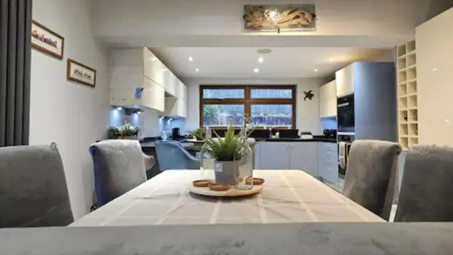 Holiday home Carden Hill House - 4 Bedrooms - Sleeps 9 - Free Parking - Games Room - Ideal For Contractors, Families And Large Groups Brighton