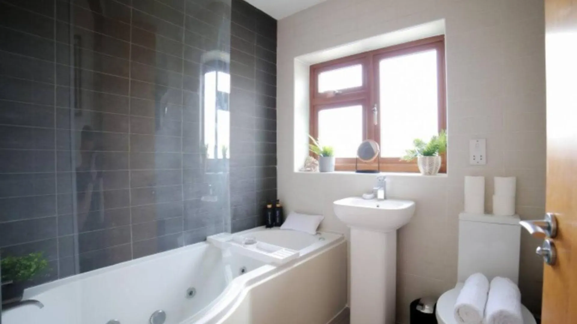 Holiday home Carden Hill House - 4 Bedrooms - Sleeps 9 - Free Parking - Games Room - Ideal For Contractors, Families And Large Groups Brighton