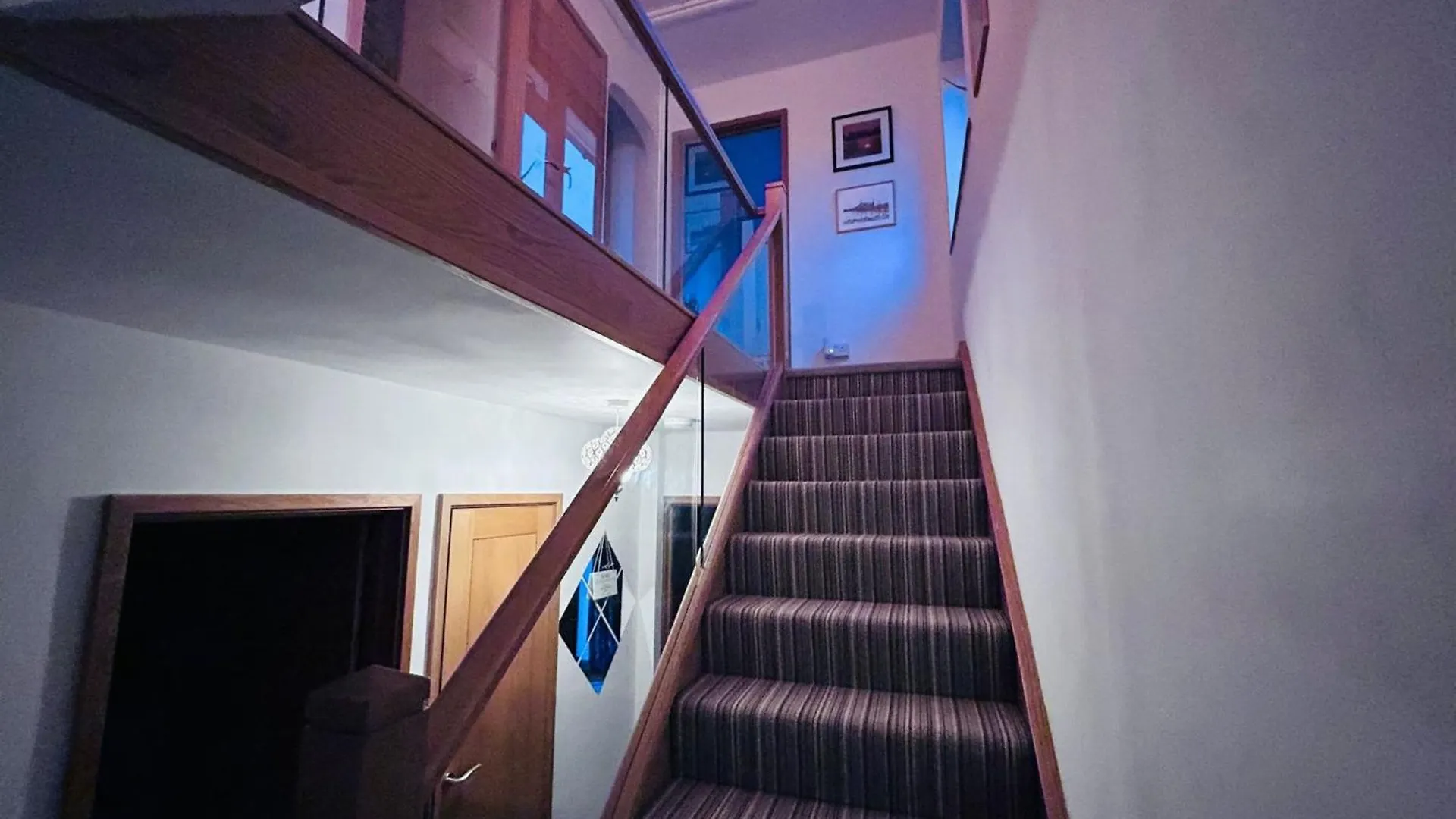 Carden Hill House - 4 Bedrooms - Sleeps 9 - Free Parking - Games Room - Ideal For Contractors, Families And Large Groups Brighton United Kingdom