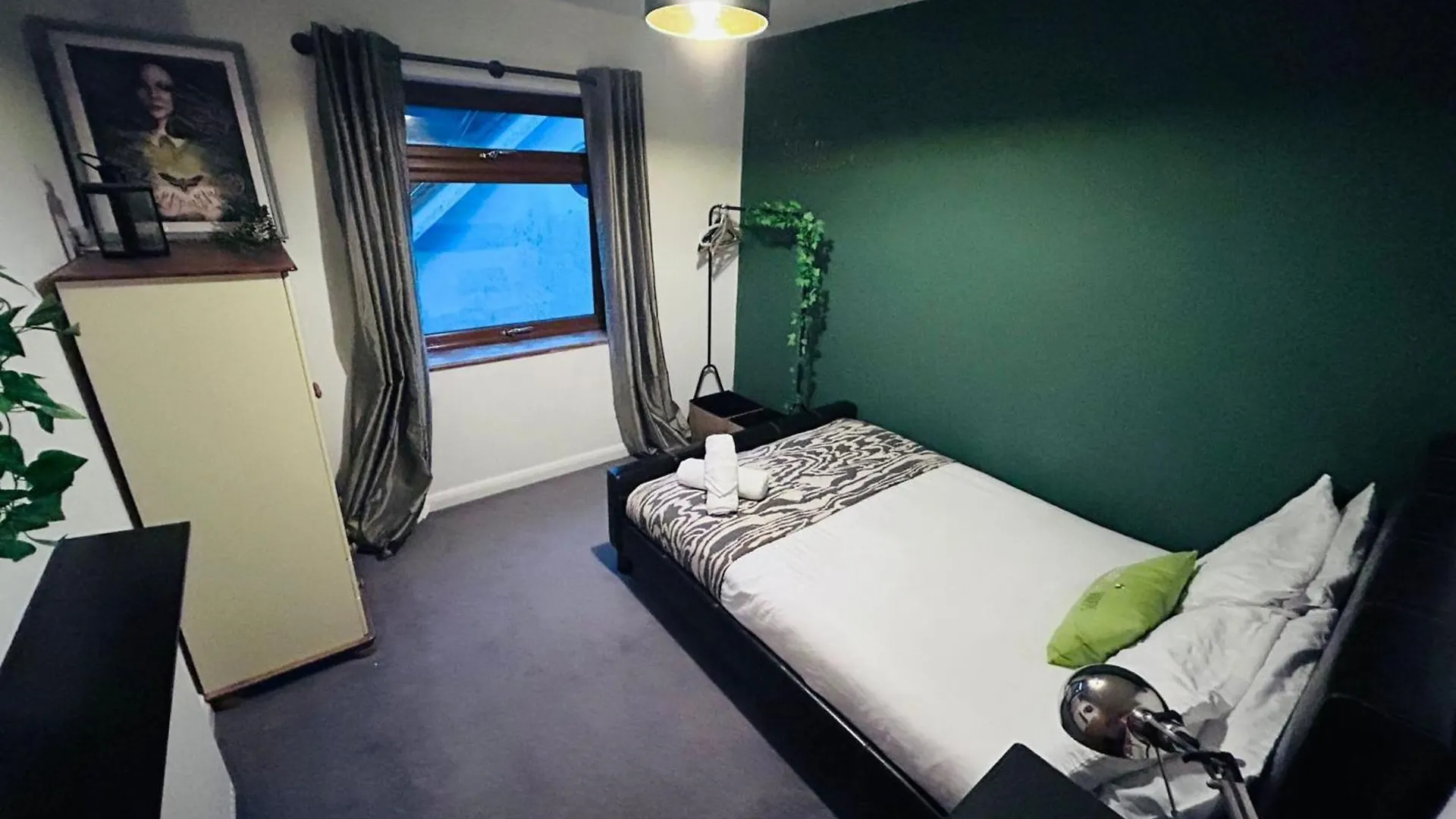 Carden Hill House - 4 Bedrooms - Sleeps 9 - Free Parking - Games Room - Ideal For Contractors, Families And Large Groups Brighton Holiday home
